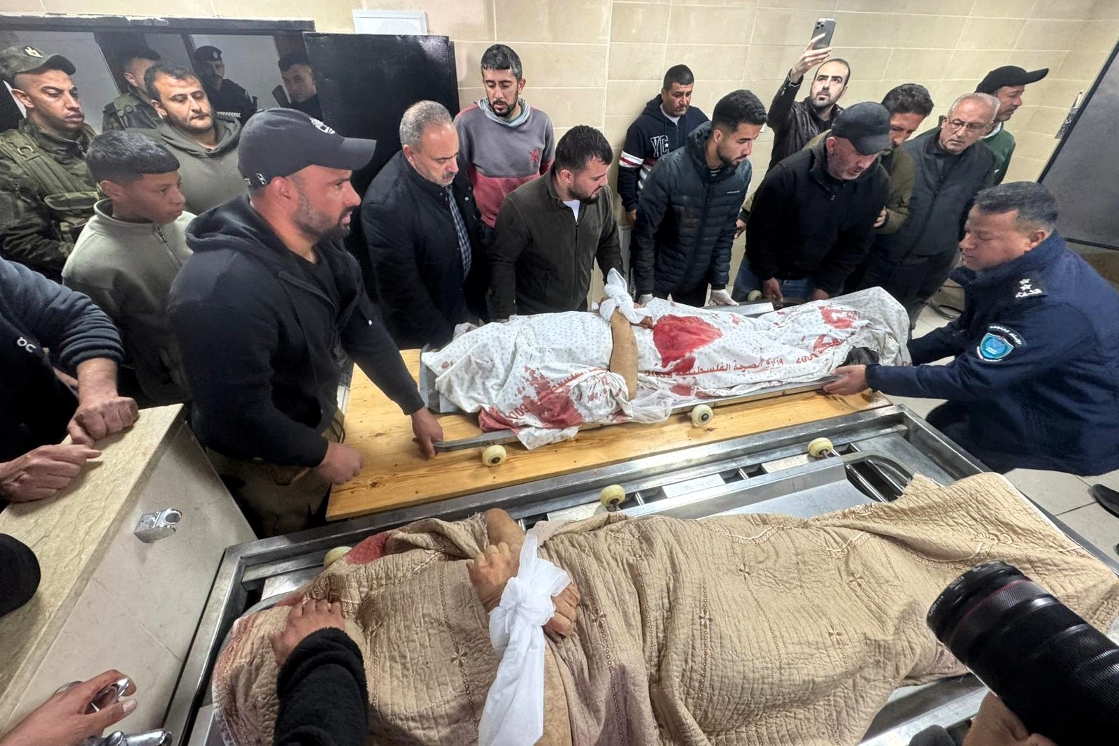 وصول جثماني الشهيدين الشقيقين محمد وفهيم معمر إلى مستشفى رفيديا في نابلس (تصوير: أيمن النوباني/وفا)